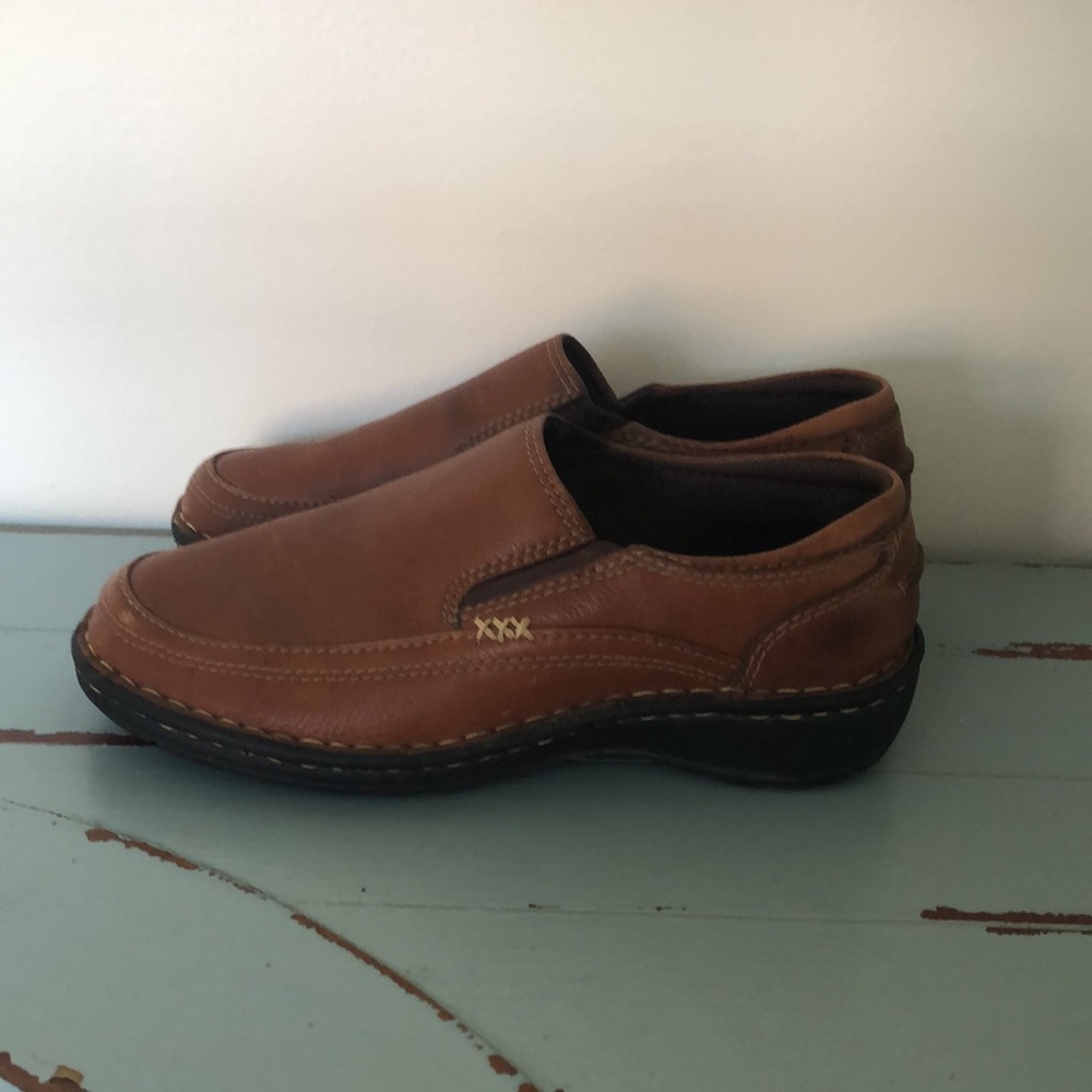 ♦️SOLD♦️SOLD♦️SOLD♦️Nice leather loafers size 8.  Lightly used cute shoes.